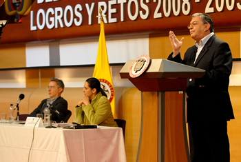 “Para combatir el narcotráfico, macabro sustento del terrorismo, reactivamos el Consejo Nacional de Estupefacientes, donde tienen asiento autoridades civiles, militares y la Fiscalía General de la Nación”, señaló el Ministro del Interior y de Justicia, Fabio Valencia Cossio, este domingo, durante la séptima Rendición de Cuentas 2008-2009 que se cumple en Bogotá.