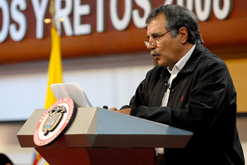 “Colombia es un ejemplo para el mundo con su revolución en el transporte urbano”, ya que se avanza en la puesta en marcha de 8 proyectos de sistemas masivos en áreas metropolitanas, declaró este domingo el Ministro de Transporte, Andrés Uriel Gallego, durante la Rendición de Cuentas del Gobierno Nacional 2008-2009.