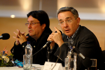 La política del Gobierno es “toda la determinación de autoridad contra los criminales, toda la generosidad con los reinsertados”, subrayó este domingo el Presidente Álvaro Uribe Vélez en la Rendición de Cuentas 2008-2009. El Mandatario instó a los desmovilizados a que “cierren cualquier tentación de reincidencia”. 