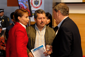 La Secretaria Privada de la Presidencia, Alicia Arango, y el Secretario de Seguridad Presidencial, general Flavio Buitrago, conversan con el Ministro de Defensa, Gabriel Silva Luján. El encuentro se dio en el marco de la Rendición de Cuentas que se transmite en directo por televisión, a través del Canal Institucional.