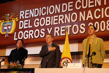 El Presidente Álvaro Uribe Vélez, el Vicepresidente Francisco Santos, y la Alta Consejera Presidencial, Claudia Jiménez, entonan el Himno Nacional, al inicio de la segunda y última jornada del Consejo Público de Ministros de Rendición de Cuentas 2008-2009, que se desarrolla en Bogotá.