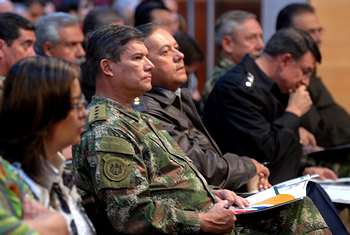 El Comandante de las Fuerzas Militares, general Freddy Padilla de León, asistió con los Comandantes de las Fuerzas y el Director de la Policía Nacional, a la Rendición de Cuentas 2008 – 2009, que se cumplió este domingo en Bogotá.