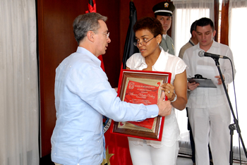 La Alcaldesa de Cúcuta, María Eugenia Riascos, le entregó al Presidente Álvaro Uribe Vélez una placa en reconocimiento a las acciones adelantadas por el Gobierno Nacional en materia de vivienda y de cobertura de los programas sociales que impulsa Acción Social en la región. Sucedió durante la evaluación del plan de contingencia para estimular el desarrollo fronterizo, que se llevó a cabo este lunes en la capital de Norte de Santander.