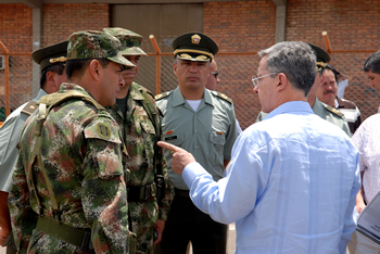 El Presidente Álvaro Uribe Vélez saluda a las autoridades del Norte de Santander, quienes lo recibieron en la plataforma del Aeropuerto Camilo Daza, en donde se llevó a cabo este lunes la evaluación del plan de contingencia para estimular el desarrollo fronterizo de la zona. 