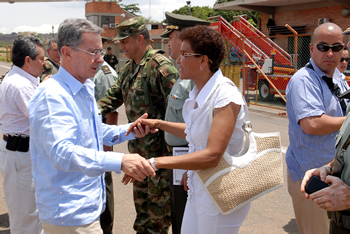 La Alcaldesa de Cúcuta, María Eugenia Riascos, recibió al Presidente Álvaro Uribe Vélez este lunes festivo en el Aeropuerto Camilo Daza de esta ciudad, en donde el Jefe de Estado encabezó la evaluación del plan de contingencia para estimular el desarrollo fronterizo en esta región del país. 