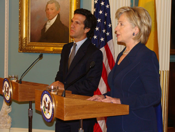 El Ministro de Relaciones Exteriores, Jaime Bermúdez Merizalde, y la Secretaria de Estado de Estados Unidos, Hillary Clinton, ofrecieron una rueda de prensa este lunes 18 de agosto en Washington, al término de una reunión privada. 