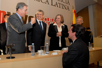 Al término de la instalación del foro político realizado este martes en Bogotá para conmemorar los 20 años de la muerte de Luis Carlos Galán, el Presidente Álvaro Uribe Vélez relata algunas de sus experiencias con el líder desaparecido. Lo escuchan el ex presidente Cesar Gaviria, la Directora de la Corporación Escuela Galán, Maruja Pachón; el Gobernador de Cundinamarca, Andrés González, y el Senador Juan Manuel Galán, hijo del dirigente asesinado.