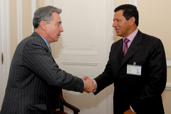El Presidente de la República, Álvaro Uribe saluda al Presidente de Colpatria, Eduardo Pacheco, con quien se reunió este martes en la Casa de Nariño, con el propósito de dialogar sobre temas relacionados con la inversión en el país.