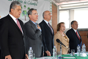 El Presidente Uribe participó este martes en un conversatorio sobre biocombustibles, energías alternativas y seguridad alimentaria, en la Fundación Universitaria Agraria de Colombia. Lo acompañan, en la mesa principal (de izq. a der.), el Rector del centro educativo, Jorge Gaitán; el ex ministro Jorge Valencia; la Presidenta de la Asamblea General de la universidad, Teresa Arevalo, y el Presidente del Consejo Superior de la misma, Álvaro Zúñiga.