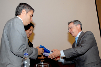 El Gobernador del Valle del Cauca, Juan Carlos Abadía, recibe de manos del Presidente Álvaro Uribe Vélez la bandera oficial de los World Games, que se realizarán en Cali el 2013. La ceremonia se cumplió este miércoles en la capital vallecaucana.