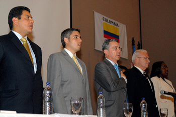 Acto de entrega de la bandera de los World Games que se realizarán en Cali en 2013. Acompañan al Presidente Álvaro Uribe Vélez el Alcalde de Cali, Jorge Iván Ospina; el Gobernador del Valle del Cauca, Juan Carlos Abadía; el Presidente de los World Games, Ron Froelich, y la Ministra de Cultura, Paula Marcela Moreno.