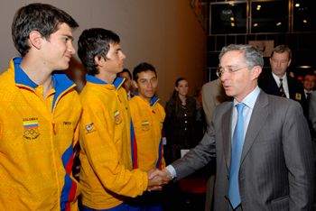 El Presidente Álvaro Uribe Vélez saluda a los medallistas de oro en patinaje Pedro Causil Rojas, Jorge Cifuentes Méndez y Felipe Muñoz Franco, durante la entrega este miércoles de la bandera de los World Games, que se realizarán en Cali en 2013.