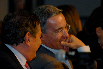 El Presidente Álvaro Uribe Vélez dialoga con el presidente de Fenalco, Guillermo Botero, durante la instalación del Congreso Nacional de Comerciantes, evento que se cumplió este miércoles en Cali.
