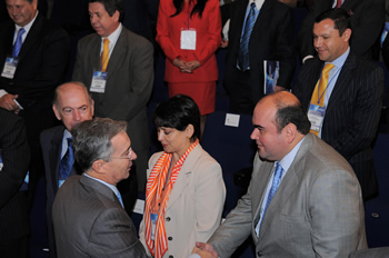 A su llegada al auditorio de la Universidad Externado de Colombia, donde se instaló este miércoles el Simposio Internacional ´La supervisión, factor de desarrollo empresarial´, el Presidente de la República, Álvaro Uribe Vélez,  saludó al Superintendente de Vigilancia y Seguridad Privada, Juan Carlos Portilla Jaimes.