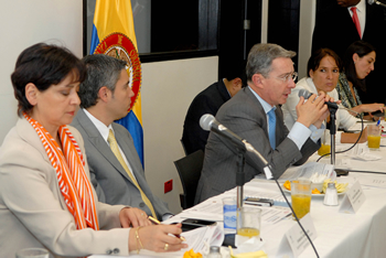 El Presidente Uribe participó este miércoles en una reunión con autoridades locales de Cali y funcionarios de la empresa Emcali, con quienes dialogó sobre la transformación de esta compañía. Al encuentro también asistieron la Superintendente de Servicios Públicos, Evamaría  Uribe; el Gobernador del Valle del Cauca, Juan Carlos Abadía; el Alcalde de Cali, Jorge Iván Ospina; la Agente Especial de Emcali, Susana Correa, y la Ministra Consejera, Claudia Jiménez. 