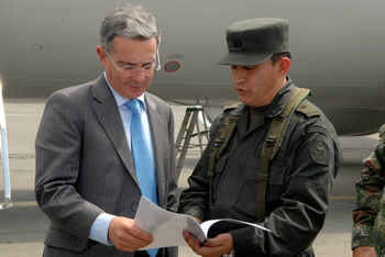 El Comandante de la Región de Policía número cuatro, general Gustavo Adolfo Ricaurte, le presentó al Presidente Uribe algunos índices en materia de seguridad en la región, a la llegada del Mandatario este miércoles al Aeropuerto Alfonso Bonilla Arágón de Cali, para participar en un diálogo sobre la empresa Emcali. 