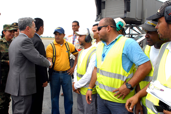 El Presidente Álvaro Uribe Vélez saluda a los trabajadores del Aeropuerto Alfonso Bonilla Aragón, quienes lo recibieron a su llegada a Santiago de Cali, donde se reunió con autoridades locales y funcionarios de la empresa Emcali.