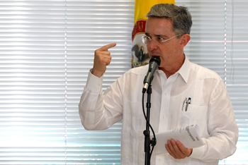 El Presidente Álvaro Uribe Vélez afirmó este jueves en Barranquilla, durante la graduación de tecnólogos en logística y mercadeo del Sena, que “el país empieza a entender que lo que se requiere es la masificación con calidad del servicio de formación y de educación, no el monopolio del proveedor estatal”.