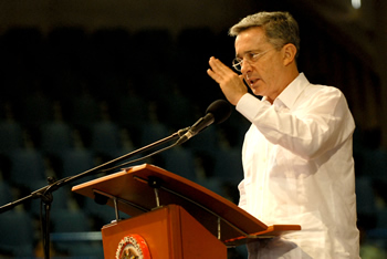 “Estamos dándole énfasis a los acuerdos para promoción de inversiones y para desmontar la doble tributación”, dijo este jueves en Barranquilla el Presidente de la República, Álvaro Uribe Vélez, al intervenir en el Foro ‘Panorama económico mundial: el camino hacia la recuperación económica’, organizado por la Universidad del Norte. 