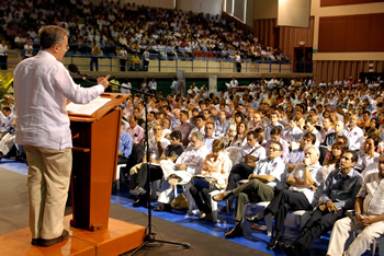 El Presidente Álvaro Uribe Vélez destacó este jueves que el Gobierno está “en el proceso de introducir ajustes en materia tributaria, sin afectar la política de incentivo a la inversión”. El Jefe de Estado participó en la instalación del  Foro ‘Panorama económico mundial: el camino hacia la recuperación económica”, realizado en la Universidad del Norte, de Barranquilla. 