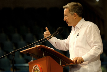 “Hemos llegado a esta crisis con una mejor situación financiera. Las reservas del país pasaron en estos últimos añosa de cerca de 12 mil millones de dólares a 23 mil 600”, afirmó este jueves el Presidente Álvaro Uribe Vélez en el foro económico organizado por la Universidad del Norte, de la capital del Atlántico.