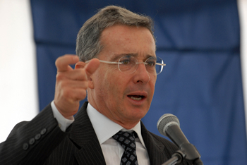 “La universidad en Colombia tiene que ser crítica, pero no violenta”, afirmó el Presidente Álvaro Uribe Vélez durante la inauguración de la sede de artes y ciencias de la Universidad de Caldas, acto que se cumplió este viernes en Manizales.