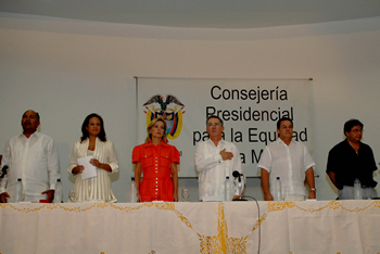 El Presidente Uribe presentó el programa Banca de las Oportunidades en Cartagena. En la mesa principal (de izq. a der.), el Rector de la Universidad de Cartagena, Germán Sierra; la Alcaldesa Judith Pinedo; la Consejera para la Equidad de la Mujer, Martha Lucía Vásquez; el Gobernador de Bolívar, Joaco Berrío, y el Director de la Banca de las Oportunidades, Carlos Moya.   