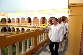 El Presidente Álvaro Uribe Vélez recorre las instalaciones de la Universidad de Cartagena, donde este viernes hizo la presentación del programa Banca de las Oportunidades para las Mujeres. El Jefe de Estado se sorprendió con la belleza arquitectónica del lugar.