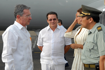 El Comandante de la Policía Metropolitana de Cartagena, coronel Carlos Ramiro Mena, entrega al Presidente Uribe un informe con los índices de seguridad en la ciudad. El Gobernador de Bolívar, Joaco Berrío, y la Alcaldesa de la capital, Judith Pinedo, también estuvieron presentes. 