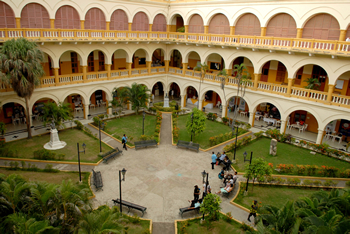 Patio interior de la Universidad de Cartagena, donde estudió y fue rector el ex presidente Rafael Núñez. Este viernes, durante un recorrido por sus instalaciones, el Presidente Álvaro Uribe Vélez se sorprendió al ver la belleza arquitectónica del centro de educación superior.