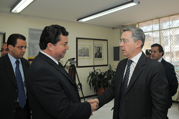 El Presidente de la República, Álvaro Uribe Vélez, saludó este viernes al Presidente de la Confederación General del Trabajo (CGT), Julio Roberto Gómez, durante la velación de los restos del líder sindical Apecides Alvis, fallecido la víspera en Bogotá.