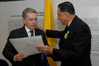 El Presidente Álvaro Uribe Vélez recibió el título Honoris Causa en Ciencias por parte del Consejo Superior de la Universidad Autónoma de Manizales (UAM). El reconocimiento fue entregado este viernes por el padre Leopoldo Peláez, Presidente del Consejo Superior de la Universidad, en el Teatro Los Fundadores, de Manizales. El Consejo otorgó la distinción al Mandatario por su apoyo al desarrollo científico y tecnológico del país.