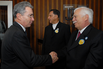 En el Teatro Los Fundadores, de Manizales, el Presidente Álvaro Uribe Vélez saludó al Rector de la Universidad Autónoma de Manizales, Gabriel Cadena Gómez, con quien encabezó este viernes la celebración de los 30 años de la institución académica. El sacerdote Leopoldo Peláez, miembro del Consejo Superior de la UAM, también recibió al Jefe de Estado antes de iniciarse la conmemoración.