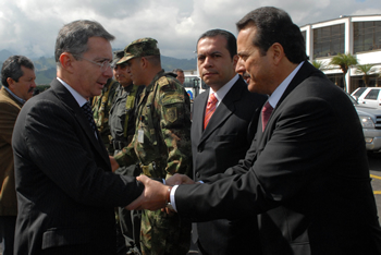 A su llegada al aeropuerto La Nubia, de Manizales, el Presidente Álvaro Uribe Vélez fue recibido este viernes por el Gobernador de Caldas, Mario Aristizábal Muñoz, y representantes de la Fuerza Pública de la ciudad. Posteriormente, el Jefe de Estado se dirigió al Teatro Los Fundadores, donde participó en la conmemoración de los 30 años de la Universidad Autónoma de Manizales.