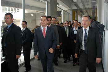 El Presidente Álvaro Uribe durante el recorrido que hizo por las instalaciones del edificio ‘Orlando Sierra Hernández’, de la Universidad de Caldas, que fue inaugurado este viernes con la asistencia del Jefe de Estado. Lo acompañan Ricardo Gómez Giraldo, Rector de la institución, y varios representantes de la comunidad educativa.