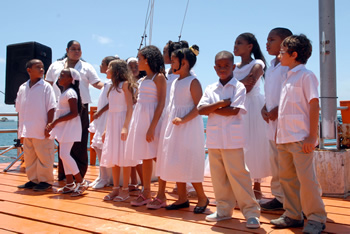 Con música tradicional del archipiélago recibieron al Presidente Álvaro Uribe los niños de la Escuela de Formación de la Unidad Departamental de Cultura, de   San Andrés, al inicio del Consejo Comunal de Gobierno número 245, que se llevó a cabo en la isla.