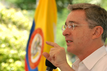 El Presidente Álvaro Uribe anunció que el Sena abrirá en San Andrés y Providencia dos tiendas de venta de materiales de construcción a precios del continente, con el propósito de contrarrestar los altos costos de estos productos en el archipiélago. Foto: Felipe Pinzón - SP