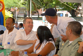 Salomón Quintero, uno de los beneficiarios del programa de Familias Guardabosques, se acercó a saludar al Presidente Álvaro Uribe Vélez, luego de intervenir en el Consejo Comunal de Gobierno, donde la Agencia Acción Social rindió un informe de gestión del programa contra cultivos ilícitos.