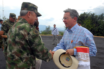 El Comandante del Ejército, general Óscar González, recibió al Presidente de la República, Álvaro Uribe Vélez, a su llegada a las instalaciones del Batallón de Infantería número 39 Sumapaz, que fueron inauguradas este domingo en el municipio de Fusagasugá (Cundinamarca).