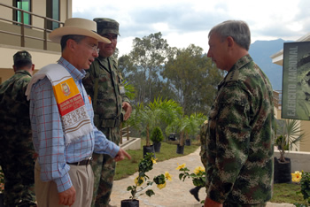 El Presidente Álvaro Uribe dialoga con el Comandante del Ejército, general Óscar González, durante el recorrido que hizo por las nuevas instalaciones del Batallón de Infantería número 39 Sumapaz, que fueron inauguradas este domingo. Junto a ellos, el coronel Juan Carlos Forero, comandante de la unidad militar.