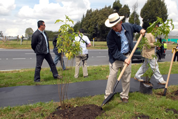 A su llegada a la inauguración de la doble calzada Puente Piedra-cruce El Rosal, el Presidente Álvaro Uribe Vélez sembró un árbol en la orilla de la vía, como símbolo del buen desarrollo de la zona.