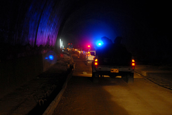Los vehículos de la caravana presidencial recorrieron los 4 mil 200 metros del túnel Guillermo León Valencia, que hace parte de la doble calzada Bogotá-Girardot y cuyas obras fueron visitadas por el Presidente Álvaro Uribe Vélez este domingo.