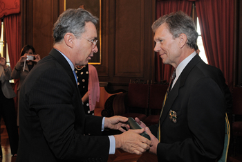 Momento en que el Presidente Álvaro Uribe Vélez otorga, este lunes en la Casa de Nariño, la Orden de San Carlos, en el grado de Gran Cruz, al ex senador estadounidense Thomas Andrew Daschle, en reconocimiento a los servicios prestados al país.