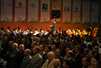 El grupo de niños de la Orquesta Filarmónica ‘Notas de paz’ fue el encargado de interpretar las notas del Himno Nacional antes de empezar este martes la conmemoración de los 50 años de la Asociación de Cultivadores de Caña de Azúcar (Asocaña), que se llevó a cabo en el Centro de Eventos Valle del Pacifico con la presencia del Presidente Álvaro Uribe Vélez. 