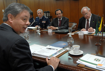 El Ministro de Defensa de Brasil, Nelson Jobim, se reunió este martes en el despacho de su homólogo colombiano, Gabriel Silva. En la reunión participaron Altos Mandos Militares de los dos países y el Embajador de Brasil en Bogotá, Valdemar Carneiro Leão Neto. Foto: Cortesía MinDefensa - Javier Casella