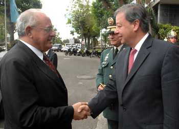 El Ministro de Defensa, Gabriel Silva, recibió este martes en Bogotá a su homólogo de Brasil, Nelson Jobim. El Comandante de las Fuerzas Militares, general Freddy Padilla de León estuvo presente en el encuentro. Foto: Cortesía MinDefensa - Javier Casell