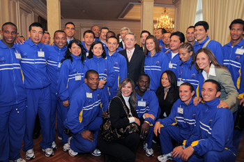 El Presidente Álvaro Uribe Vélez posa para la foto con los deportistas que representarán a Colombia en los Juegos Sordolímpicos 2009 de Taipei en Taiwan. Ellos recibieron el Pabellón Nacional, este miércoles en la Casa de Nariño, de parte del Jefe de Estado. 