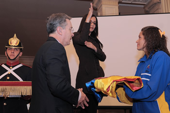 El Presidente Álvaro Uribe Vélez entrega el Pabellón Nacional a la deportista Jazabeth Michelle Medina, integrante de la delegación colombiana que participará en los Juegos Sordolímpicos, que se cumplirán en Taipei entre el 5 y el 15 de septiembre de 2009.