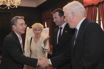 El Presidente Álvaro Uribe Vélez saluda al Vicepresidente del Partido Liberal de Canadá, Bob Rae. Lo acompañan la Embajadora de Canadá en Colombia, Genvive Des Riveres, y el Representante del Partido Liberal canadiense, Scott Brison, durante una reunión que sostuvieron este miércoles en la Casa de Nariño.