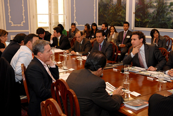 El Presidente Álvaro Uribe Vélez recibió este miércoles en la Casa de Nariño el informe mensual de  avance de la Política Anticíclica en el país. El reporte fue presentado por el Alto Consejero para la Política Anticíclica, Mateo Restrepo Villegas. Al encuentro también asistieron el Ministro de Hacienda, Óscar Iván Zuluaga, y el Subdirector del Departamento Nacional de Planeación, Juan Mauricio Ramírez.